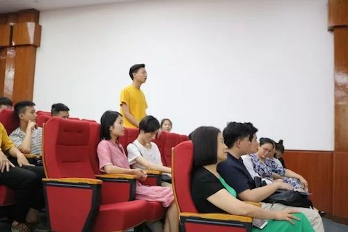 利来w66艺术家石叔诚与特邀艺术家顾平受邀于成都大学东盟艺术学院、音乐与舞蹈学院艺术实践周开展公开课